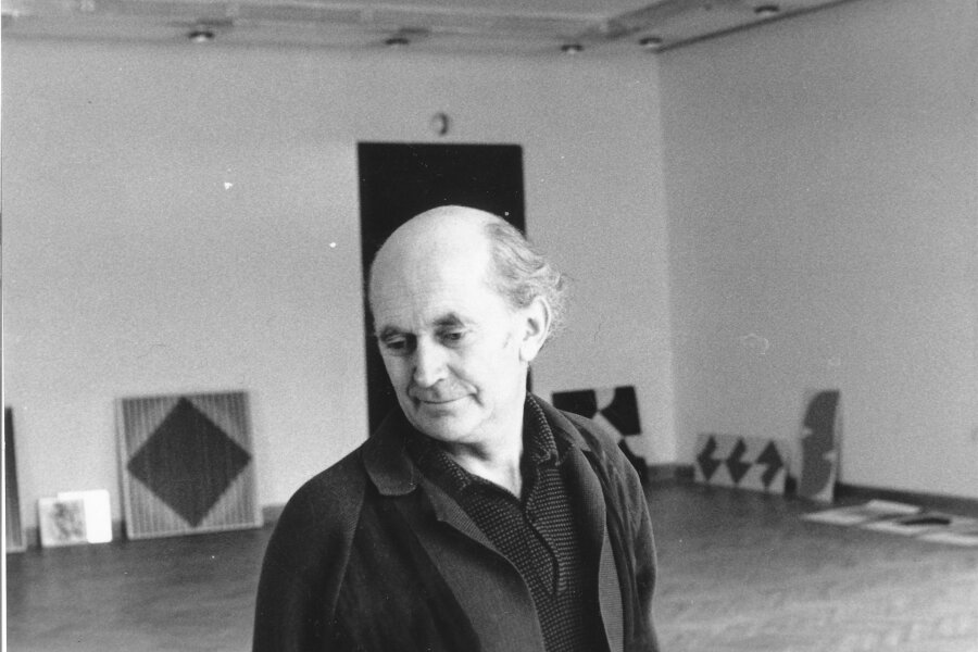 Jan Rajlich během instalace výstavy; z archivu Jany Vránové